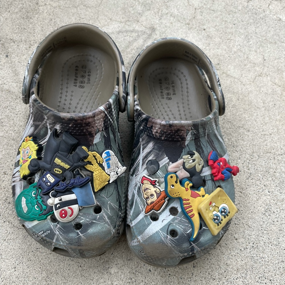 Kids crocs size 9 with charms